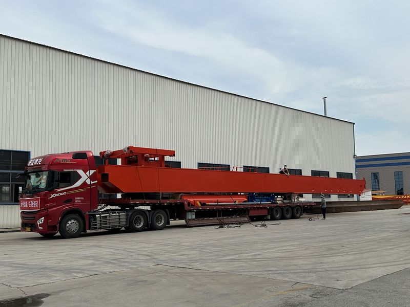 重慶某公司采購(gòu)我公司一臺(tái)新式雙梁通用橋式起重機(jī)。